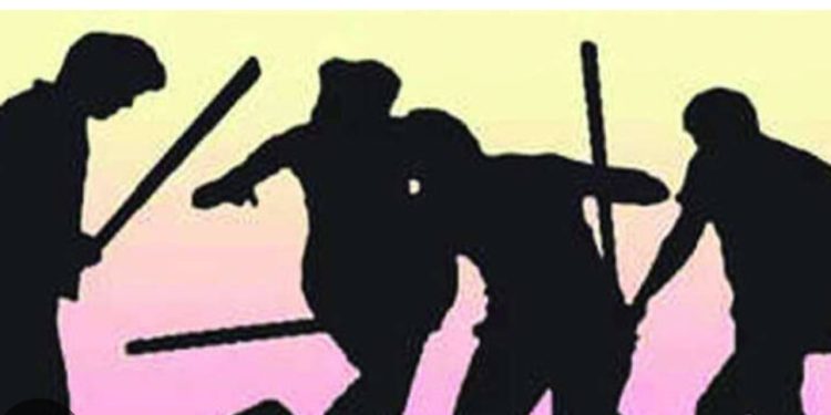 സ്കൂളിലേക്ക് പണവും മൊബൈൽ ഫോണും കൊണ്ടുവന്നില്ല, വിദ്യാർഥിയുടെ സ്വകാര്യ ഭാഗത്ത് ചവിട്ടി സഹപാഠികൾ; ഗുരുതര പരിക്ക്