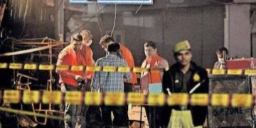 ചോരയിൽ കുതിർന്ന് ചെങ്കോട്ട; ചിതറിത്തെറിച്ച് ശരീരഭാഗങ്ങളും വസ്ത്രാവശിഷ്ടങ്ങളും, ഭയാനക ദൃശ്യങ്ങൾ