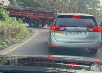 താമരശ്ശേരി ചുരം ഏഴാംവളവിൽ ലോറി കുടുങ്ങി: ഗതാഗത തടസം