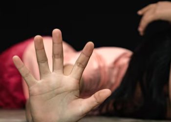 ഒന്നര വയസ്സുകാരിയുടെ വായ പൊത്തിപ്പിടിച്ച് സഹോദരിയെ പീഡിപ്പിച്ചു; പ്രതികളെ പിടികൂടി നാട്ടുകാർ