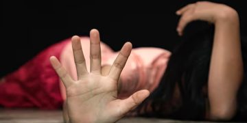 ഒന്നര വയസ്സുകാരിയുടെ വായ പൊത്തിപ്പിടിച്ച് സഹോദരിയെ പീഡിപ്പിച്ചു; പ്രതികളെ പിടികൂടി നാട്ടുകാർ