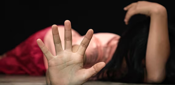 ഒന്നര വയസ്സുകാരിയുടെ വായ പൊത്തിപ്പിടിച്ച് സഹോദരിയെ പീഡിപ്പിച്ചു; പ്രതികളെ പിടികൂടി നാട്ടുകാർ