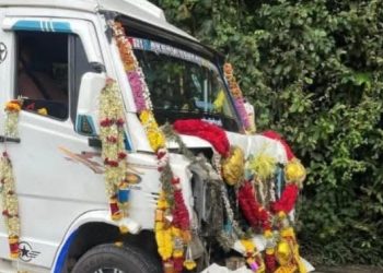 ലോറിയും ട്രാവലറും കൂട്ടിയിടിച്ച് അപകടം:സംഭവം ചുരത്തിൽ