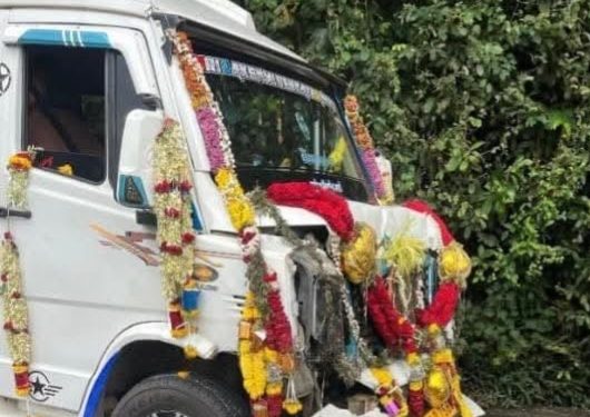 ലോറിയും ട്രാവലറും കൂട്ടിയിടിച്ച് അപകടം:സംഭവം ചുരത്തിൽ