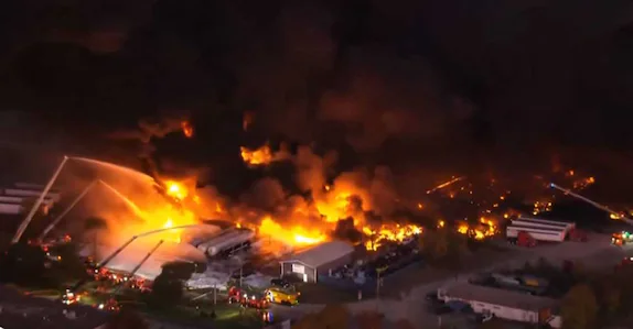 യുഎസിൽ കാർഗോ വിമാനം തകർന്നുവീണു; അപകടം ടേക്ക് ഓഫിനു തൊട്ടു പിന്നാലെ