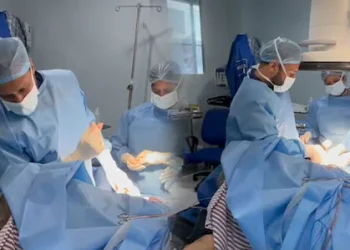 സർജറിക്കിടയിൽ പാട്ടു പാടി രോഗി, കൂടെപ്പാടി ഡോക്ടർ; വൈറൽ വിഡിയോയിലെ ഡോക്ടർ ഇവിടെയുണ്ട്!