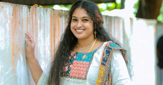 ഹൈക്കോടതി ഉത്തരവ് മറികടന്നു; ഗുരുവായൂർ ക്ഷേത്രത്തിൽ വീണ്ടും റീൽസ് ചിത്രീകരണം; ജസ്ന സലീമിനെതിരെ കേസ്