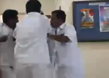 അടിയോടടി! ഷർട്ടിൽ പിടിച്ച് മൂക്കിലിടിച്ചു, ചവിട്ടി; സീറ്റ് വിഭജനത്തിന്റെ പേരിൽ ഏറ്റുമുട്ടി കോൺഗ്രസ് നേതാക്കൾ