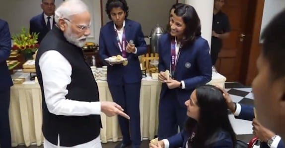 പരുക്കേറ്റ താരത്തിന് ഭക്ഷണം എടുത്തുനൽകി പ്രധാനമന്ത്രി മോദി