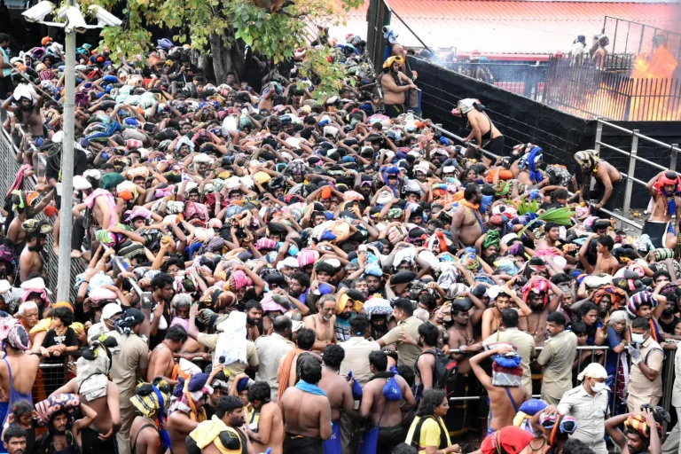 ശബരിമല: സ്‌പോട്ട് ബുക്കിങ് 20,000 പേർക്കുമാത്രം; ഏഴ് ബുക്കിങ് കേന്ദ്രങ്ങൾകൂടി തുറക്കും