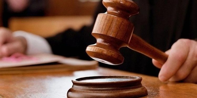 മദ്യം നല്‍കി പെണ്‍കുട്ടിയെ തുടര്‍ച്ചയായി രണ്ടുവര്‍ഷം പീഡിപ്പിച്ചു; അമ്മയ്ക്കും ആണ്‍സുഹൃത്തിനും 180 വര്‍ഷം കഠിന തടവ്