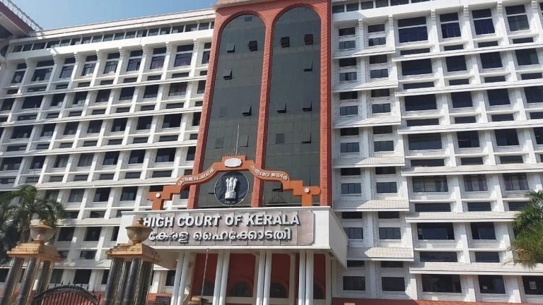 ലേസര്‍ ലൈറ്റുകള്‍ മിന്നുന്ന ബസില്‍ ഉച്ചത്തില്‍ പാട്ട് വച്ച് വിദ്യാര്‍ഥികളുടെ ഡാന്‍സ്; ഏത് സ്‌കൂളാണെന്ന് അറിയിക്കണം