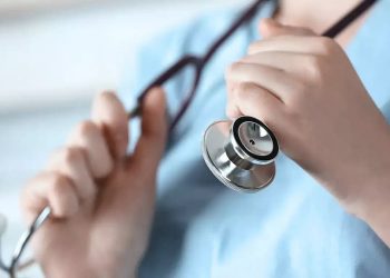 ‘ഡോക്ടറാണ്, ചിരിക്കാന്‍ പോലും സമയമമില്ല, ശമ്പളം 8000 രൂപ!’; സോഷ്യല്‍ മീഡിയ ചര്‍ച്ച