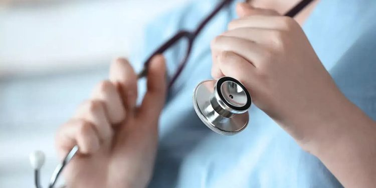 ‘ഡോക്ടറാണ്, ചിരിക്കാന്‍ പോലും സമയമമില്ല, ശമ്പളം 8000 രൂപ!’; സോഷ്യല്‍ മീഡിയ ചര്‍ച്ച