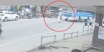 ഭാര്യയെ കാണാനില്ല, നാലു വയസ്സുള്ള മകനുമായി ബസിന് മുന്നിലേക്ക് ചാടി പിതാവ്