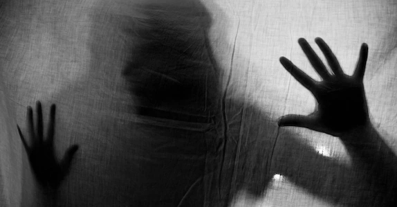 14കാരന്റെ ലൈംഗികാതിക്രമം, ഗുരുതര പരുക്കേറ്റ 40കാരി മരിച്ചു; മൃതദേഹവുമായി ദേശീയപാത ഉപരോധിച്ച് ബന്ധുക്കൾ