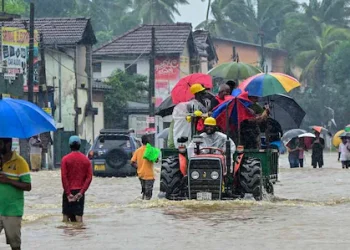 ചുഴലിക്കാറ്റ്: ശ്രീലങ്കയിൽ 80 മരണം; അടിയന്തര സഹായവുമായി ഇന്ത്യൻ നാവികസേന രംഗത്ത്