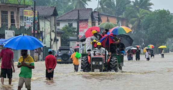 ചുഴലിക്കാറ്റ്: ശ്രീലങ്കയിൽ 80 മരണം; അടിയന്തര സഹായവുമായി ഇന്ത്യൻ നാവികസേന രംഗത്ത്