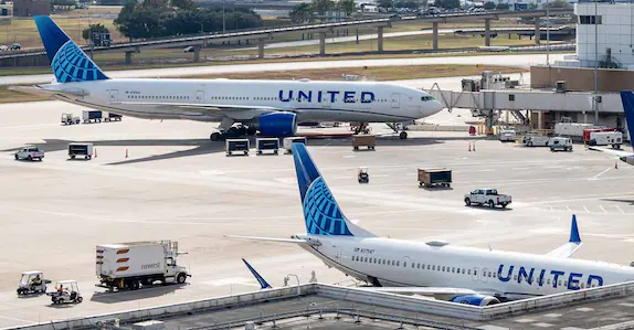 വിമാനത്താവളങ്ങളും അടച്ചുപൂട്ടമോ? യുഎസിൽ വിമാന സർവീസുകൾ റദ്ദാക്കുന്നു, പരിഭ്രാന്തിയിൽ യാത്രക്കാർ