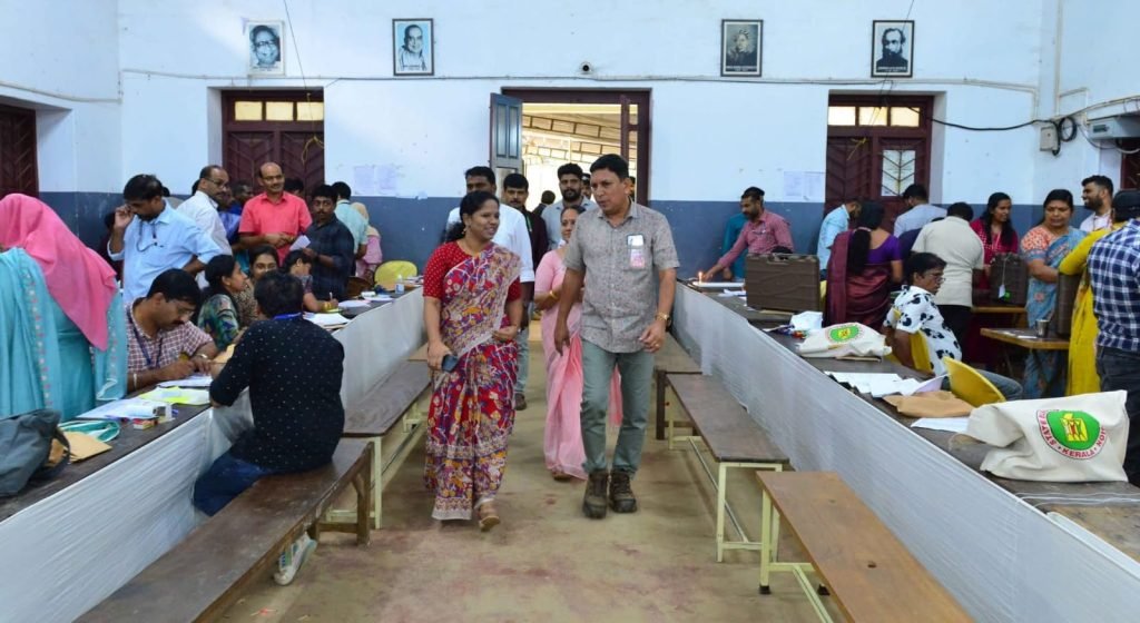 തദ്ദേശ തെരഞ്ഞെടുപ്പ്: വോട്ടിങ്‌ മെഷീനുകളുടെ കമ്മീഷനിങ്‌ ജില്ലാ കളക്ടർ വിലയിരുത്തി