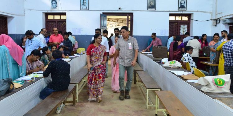 തദ്ദേശ തെരഞ്ഞെടുപ്പ്: വോട്ടിങ് മെഷീനുകളുടെ കമ്മീഷനിങ് ജില്ലാ കളക്ടർ വിലയിരുത്തി