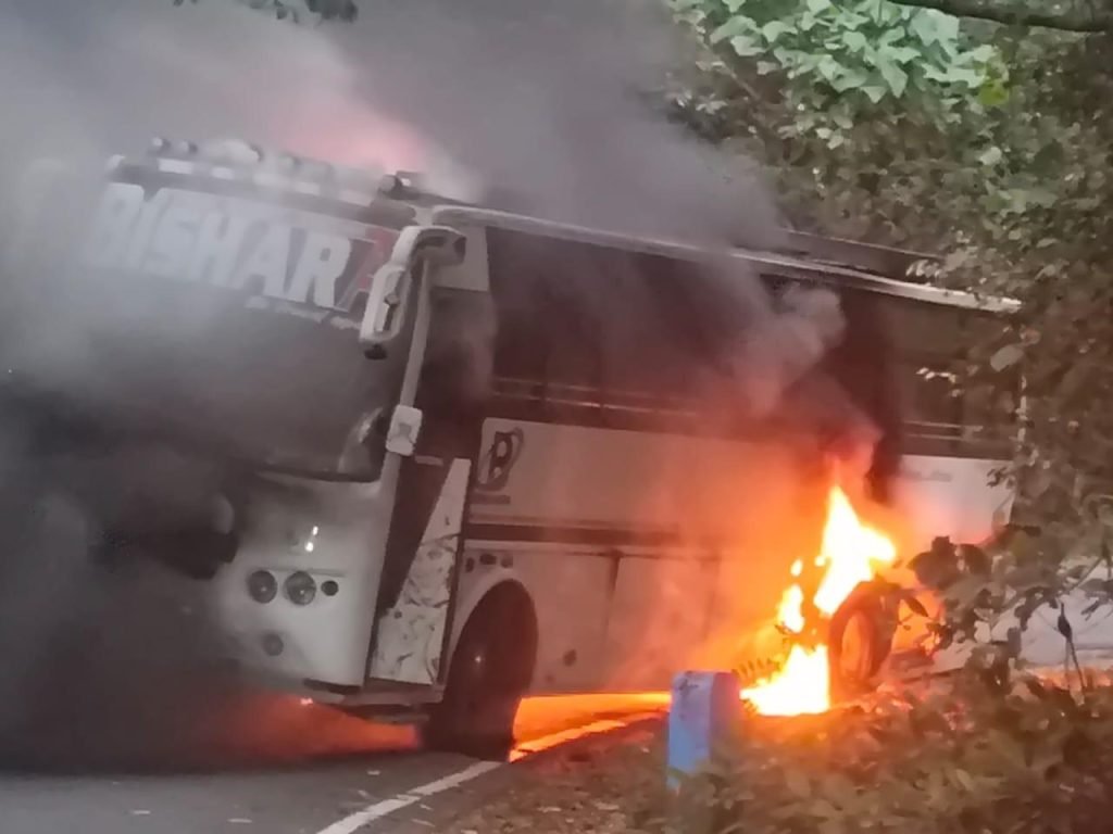 സ്വകാര്യ ബസിനു തീപിടിച്ചു; ജീവനക്കാർ ഓടി രക്ഷപ്പെട്ടു