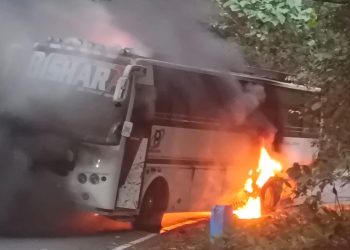 സ്വകാര്യ ബസിനു തീപിടിച്ചു; ജീവനക്കാർ ഓടി രക്ഷപ്പെട്ടു