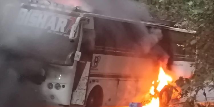 സ്വകാര്യ ബസിനു തീപിടിച്ചു; ജീവനക്കാർ ഓടി രക്ഷപ്പെട്ടു