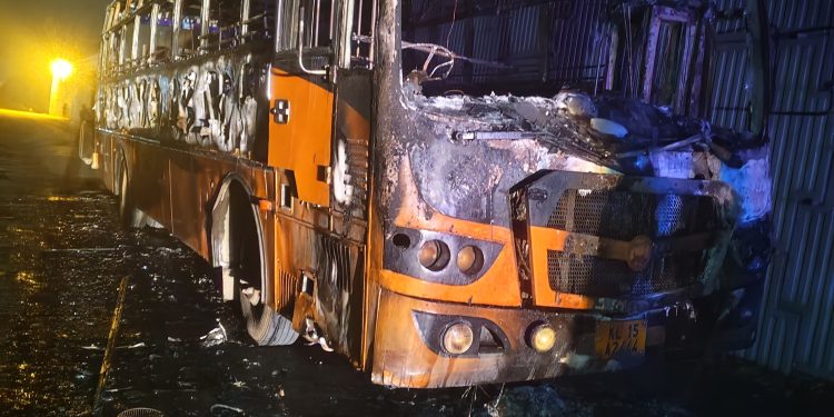 ബംഗളൂരുവിൽ നിന്നും കോഴിക്കോട്ടേക്ക് വന്ന കെഎസ്ആർടിസി ബസ് കത്തി നശിച്ചു