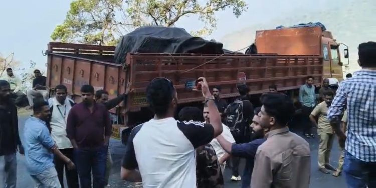 ബ്രേക്ക് നഷ്ടപ്പെട്ട ലോറി അപകടാവസ്ഥയിൽ