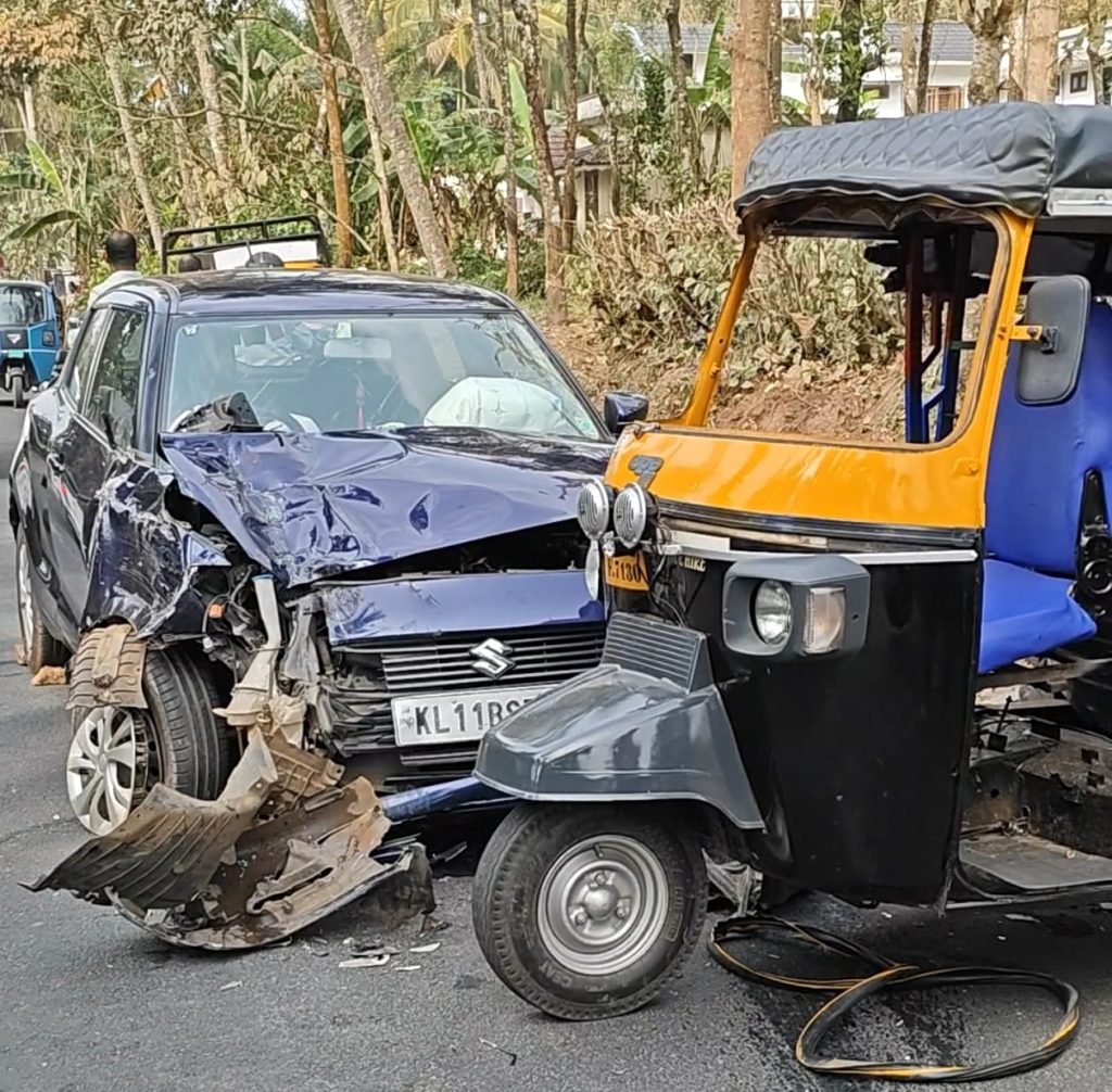 പട്ടാണിക്കൂപ്പ് ഉണ്ണിശോ പള്ളിക്ക് സമീപം കാറും ഓട്ടോറിക്ഷയും തമ്മിൽ കൂട്ടിയിടിച്ചു രണ്ടു പേർക്ക് പരിക്ക്