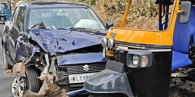 പട്ടാണിക്കൂപ്പ് ഉണ്ണിശോ പള്ളിക്ക് സമീപം കാറും ഓട്ടോറിക്ഷയും തമ്മിൽ കൂട്ടിയിടിച്ചു രണ്ടു പേർക്ക് പരിക്ക്