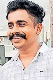 രക്തത്തിൽ കുളിച്ച് അച്ഛനും അമ്മയും, പ്രതിയെ കയർ കെട്ടി കീഴ്‍പ്പെടുത്തി പൊലീസ്