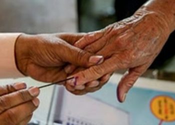 ‘മഞ്ഞും തണുപ്പും വകവെക്കാതെ വോട്ടർമാർ;  വിധിയെഴുത്ത് തുടരും