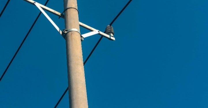 വൈദ്യുതി പോസ്റ്റ് മറിഞ്ഞ് വീണു