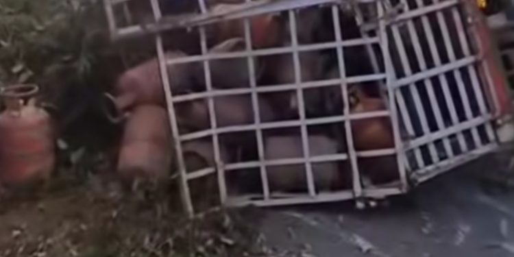 ഗ്യാസ് സിലിണ്ടറുകൾ കയറ്റിവന്ന ലോറി മറിഞ്ഞു