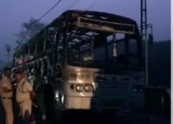 ബസിൽ നിന്നും പുക, പിന്നാലെ തീപിടിത്തം;കെഎസ്ആർടിസി ബസ് കത്തിനശിച്ചു, ഒഴിവായത് വൻ ദുരന്തം