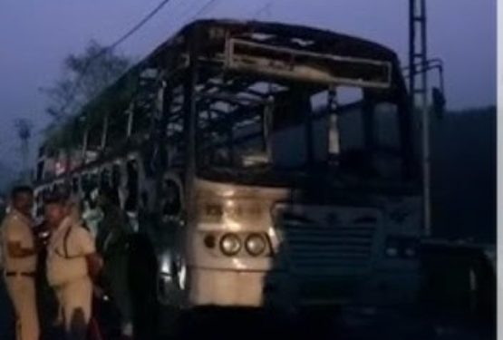 ബസിൽ നിന്നും പുക, പിന്നാലെ തീപിടിത്തം;കെഎസ്ആർടിസി ബസ് കത്തിനശിച്ചു, ഒഴിവായത് വൻ ദുരന്തം