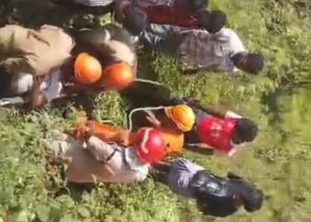 സെൽഫി എടുക്കുന്നതിനിടെ മൂന്ന് മീറ്റർ താഴ്ചയിലേക്ക് വീണു യുവാവിന് പരിക്ക്