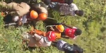 സെൽഫി എടുക്കുന്നതിനിടെ മൂന്ന് മീറ്റർ താഴ്ചയിലേക്ക് വീണു യുവാവിന് പരിക്ക്