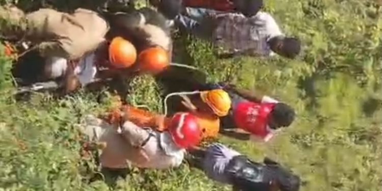 സെൽഫി എടുക്കുന്നതിനിടെ മൂന്ന് മീറ്റർ താഴ്ചയിലേക്ക് വീണു യുവാവിന് പരിക്ക്