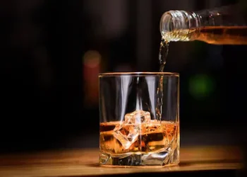 ക്ലാസ് മുറിയിൽ വട്ടത്തിലിരുന്ന് പെൺകുട്ടികളുടെ മദ്യപാനം, ദൃശ്യങ്ങൾ പകർത്തി സഹപാഠി; സസ്പെൻഷനു പിന്നാലെ സർക്കാർ അന്വേഷണം