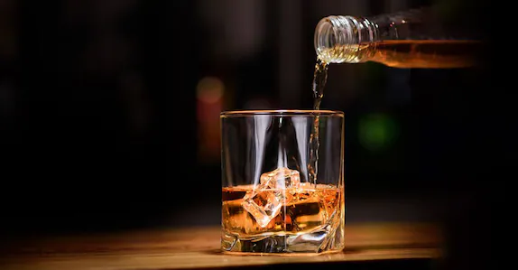 ക്ലാസ് മുറിയിൽ വട്ടത്തിലിരുന്ന് പെൺകുട്ടികളുടെ മദ്യപാനം, ദൃശ്യങ്ങൾ പകർത്തി സഹപാഠി; സസ്പെൻഷനു പിന്നാലെ സർക്കാർ അന്വേഷണം