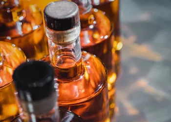 മദ്യം പിടിച്ചെടുക്കാൻ റെയ്ഡ്; തിരച്ചിലിൽ പൊലീസ് കണ്ടെത്തിയത് പണക്കൂമ്പാരം, മൂന്നുപേർ പിടിയിൽ