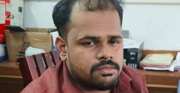 എൽകെജി വിദ്യാർഥിനിയെ ലൈംഗികമായി ഉപദ്രവിച്ചു; സ്കൂൾ ബസ് ക്ലീനർ അറസ്റ്റിൽ