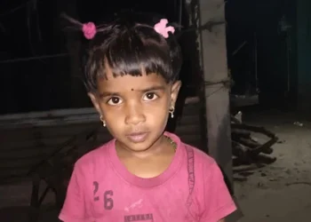 കളിച്ചുകൊണ്ടിരുന്ന കുഞ്ഞിനെ കാണാതായി; കണ്ടെത്തിയത് വീട്ടുമുറ്റത്തെ കുളത്തിൽ മരിച്ച നിലയിൽ