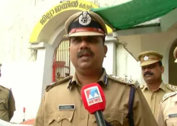 പരോൾ നൽകാൻ കൈക്കൂലി വാങ്ങി; ഭാര്യയുടെ അക്കൗണ്ടിലേക്കും പണമെത്തി; ജയിൽ ഡിഐജി വിനോദ് കുമാറിന് സസ്പെൻഷൻ