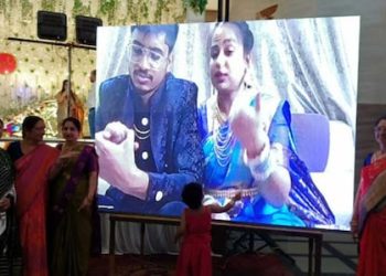 ഇൻഡിഗോ വിമാനം റദ്ദാക്കി, വിവാഹ റിസപ്ഷൻ 1000 കി.മീ. അകലെ; ലൈവിലൂടെ പങ്കെടുത്ത് നവദമ്പതികൾ