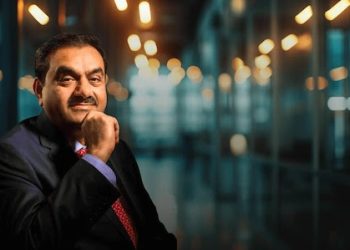 അദാനിയെ പുകഴ്ത്തി മുതിർന്ന നേതാവ്, മൂത്ത സഹോദരനെന്ന് മകൾ, വീണ്ടും വെട്ടിലായി മുന്നണി