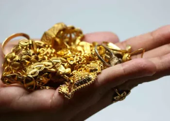 രാത്രി ക്ഷേത്രദർശനം കഴിഞ്ഞു മടങ്ങുമ്പോൾ മന്ത്രം ചൊല്ലി ‘മയക്കി’; ബിസിനസുകാരന്റെ 10 പവൻ കവർന്നു